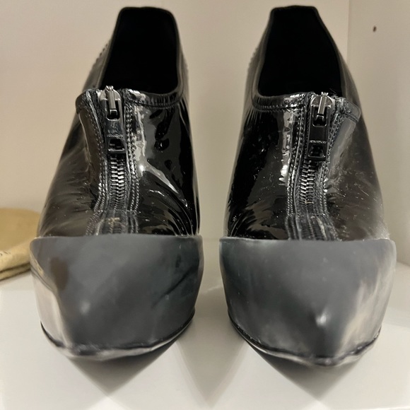 EUC BURBERRY Rubber Tip Zip High Heel Black Patent Booties box EU 39.5 - Picture 5 of 10
